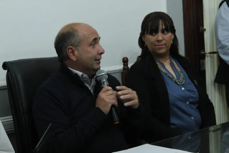 VOLVIO TAPE :" Entre por la puerta de adelante , recibiendo el cariño del empleado municipal”