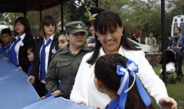 Gauto donó cubiertas para que los docentes puedan llegar a dar clases