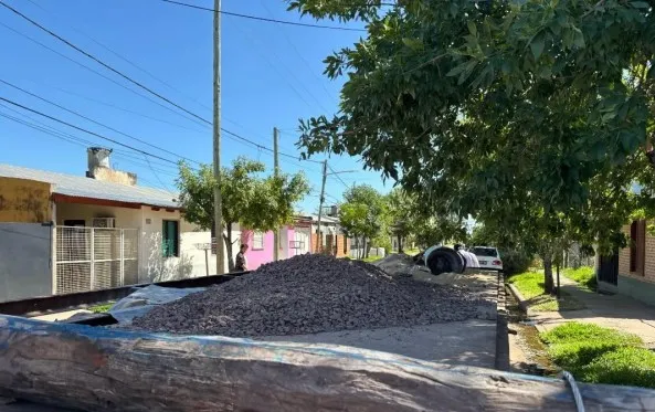 El Municipio  comenzó a colocar columnas para mejorar la iluminación en el Bº Comunicaciones