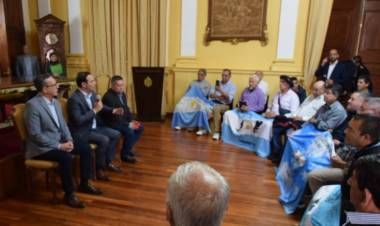 Valdés recibió a los mercedeños  Luciano Pintos y Enrique Quiroz en su regreso de Malvinas