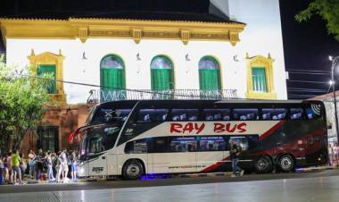 Mercedes: Emotiva despedida a estudiantes que partieron rumbo a las Cataratas del Iguazú