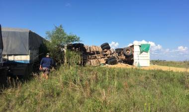 Mercedes: dos camiones protagonizaron un siniestro sobre Ruta 40 y hubo importantes daños