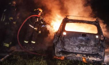 MERCEDES: se incendió un auto sobre Ruta 123