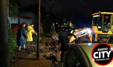 MERCEDES trabajadores de limpieza redoblan esfuerzos pese al mal clima
