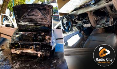 Mercedes: un desperfecto mecánico provocó el incendio de un auto en pleno centro