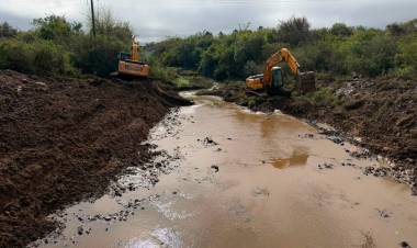 Mercedes: realizan tareas de limpieza y canalización en el Arroyo Gómez para prevenir anegamientos