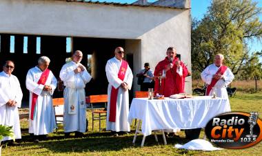 Mercedes: Monseñor Canecin celebró una misa junto a la Cruz Gil y llamó a acompañar a los peregrinos