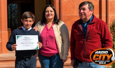 Mercedes: Reconocieron a padrinos y a un alumno de la Escuela N.º 579 del Paraje Boquerón