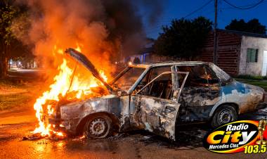 Mercedes: Bomberos Voluntarios intervinieron ante un incendio que afectó por completo a un automovil 