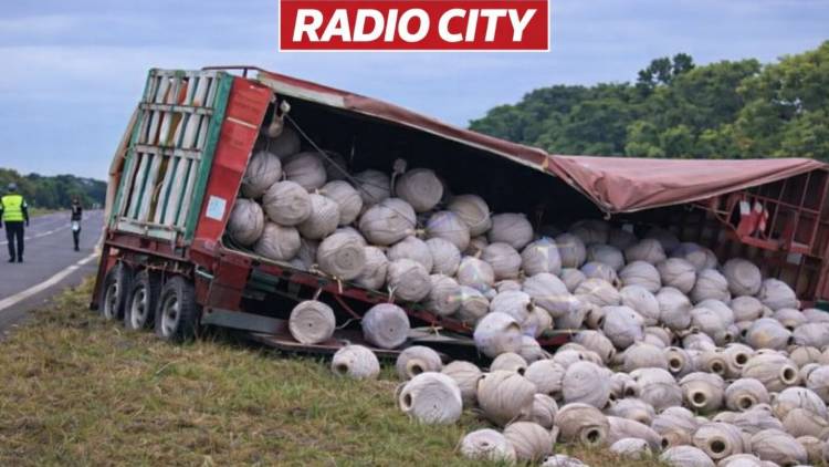 Mercedes : Vuelco de un camión cargado con rollos de hilo en la Ruta 123