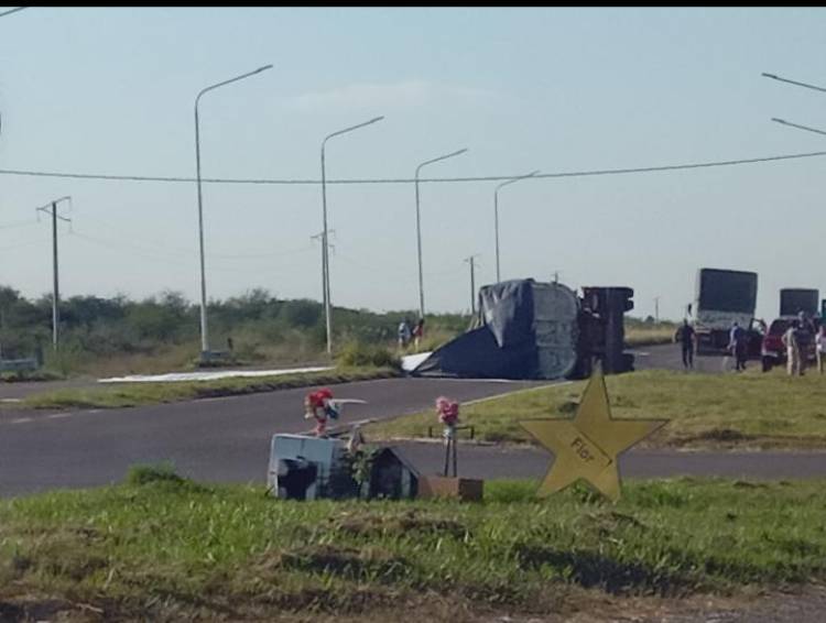 Mercedes : Volcó un camión que transportaba fertilizante 