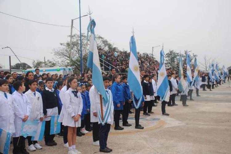 En el dia de la Bandera Nacional , Mercedes se vistio de celeste y blanca 