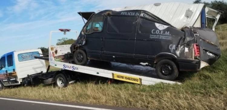 Ruta Nacional 12 : Volco el móvil del COEM de Mercedes 