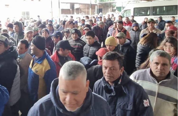 Con los representantes del SOEM y ATE , la Municipalidad entrego 600 camperas al personal