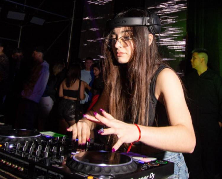 La Mercedeña Dj Sol celebró el Día del Amigo en la Costanera Sur de Corrientes  