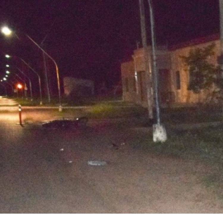 Mercedes: Motociclista perdió el control y chocó contra una columna: Uno falleció