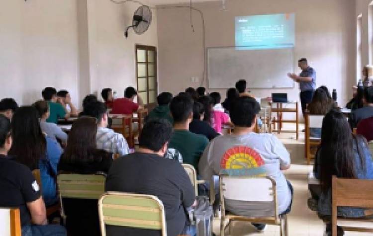 ISFD : El Licenciado Pablo Castillo brindó una importante charla 