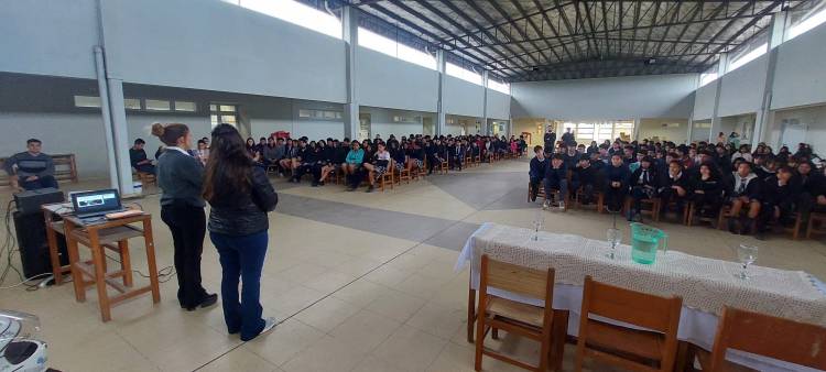 Charla de educación vial en el colegio secundario de comunicaciones 