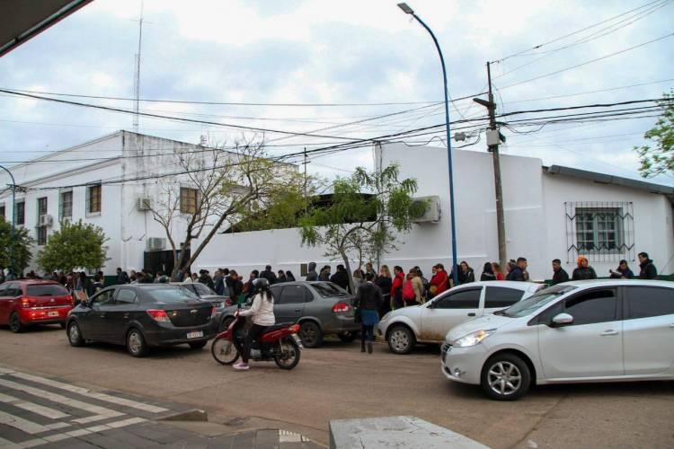 Mercedes: Mas de 12 horas de fila bajo la lluvia por un lugar en la Escuela 