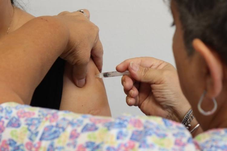 Quiénes deben recibir la vacuna antigripal y refuerzos por Covid-19