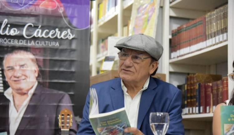 Julio Cáceres presentó su libro de sonetos