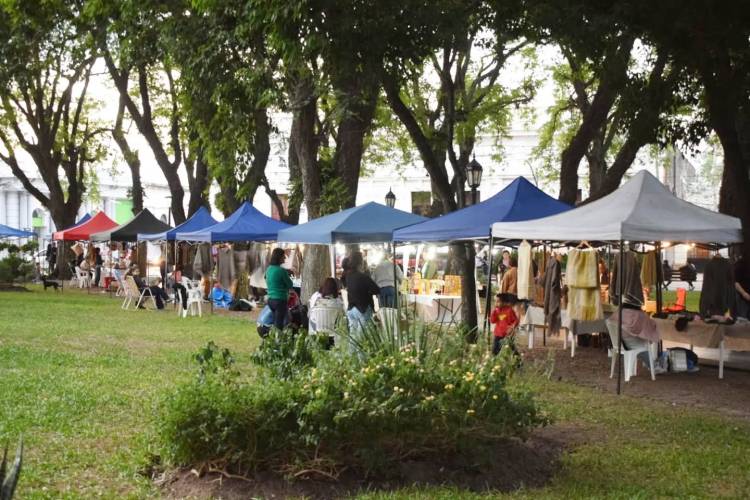 Mercedes : Paseo de Feriantes en el domingo de Pascuas en plaza 25 de Mayo