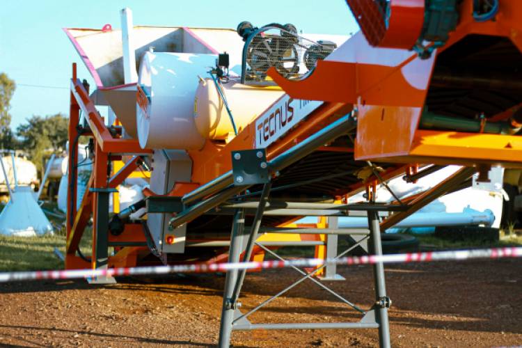 Llegó a Mercedes  la planta Hormigonera que Dono el Gobierno de  La Provincia