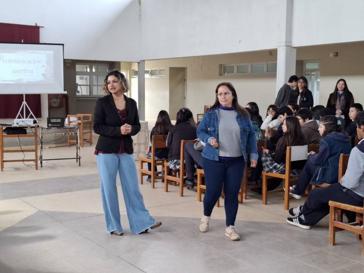 Mercedes : Charla sobre Comunicación Asertiva en el Colegio del Barrio Comunicaciones 