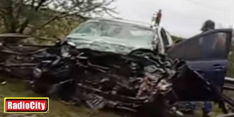 Conocido vendedor de autos de Mercedes choco de frente contra un camión