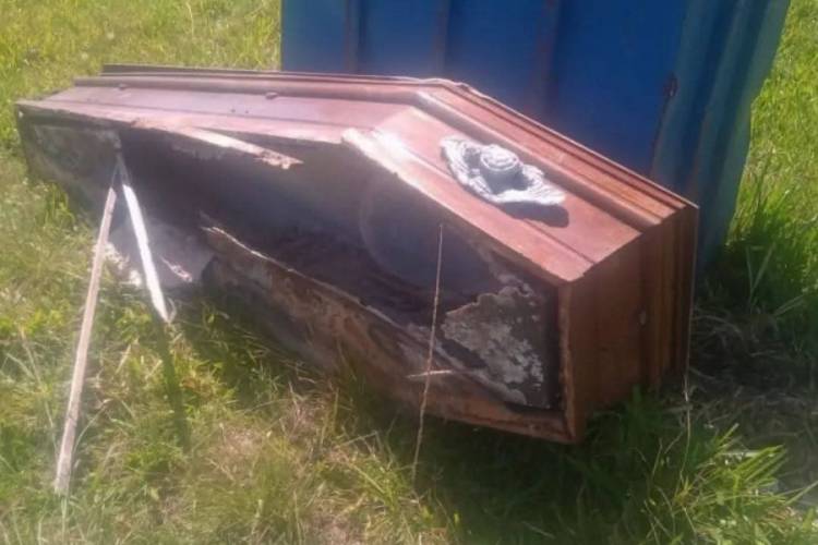 En Mercedes la municipalidad aclaró por qué apareció un ataúd abandonado a cielo abierto