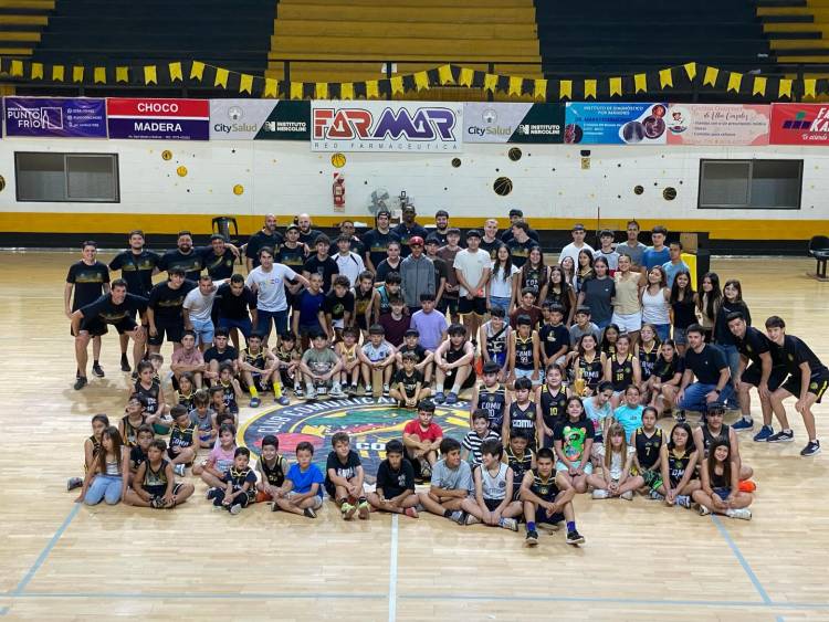 Mercedes : Despedida de año de las Formativas de básquet del Club Comunicaciones