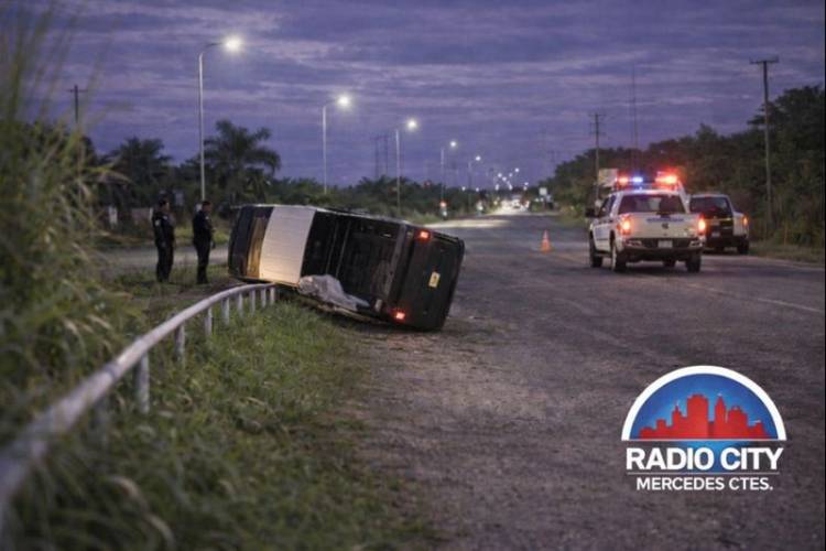 Una camioneta despistó y volcó en una curva del acceso este de Mercedes