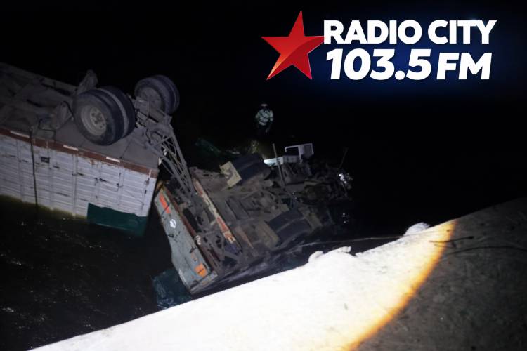 Tragedia en el puente del río Miriñay: un camión cayó al agua y el conductor murió