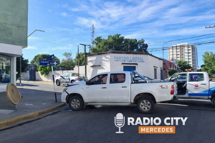 Mercedes: violento choque en pleno centro dejó importantes daños materiales