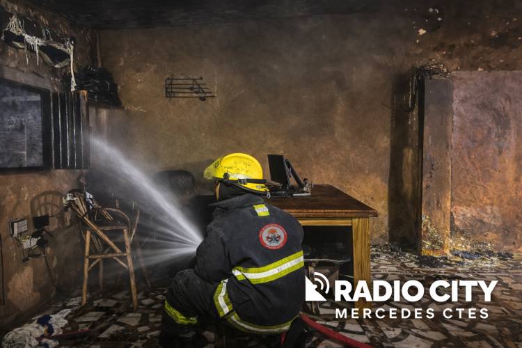 Mercedes: incendio en una vivienda del barrio 100 Viviendas generó importantes daños