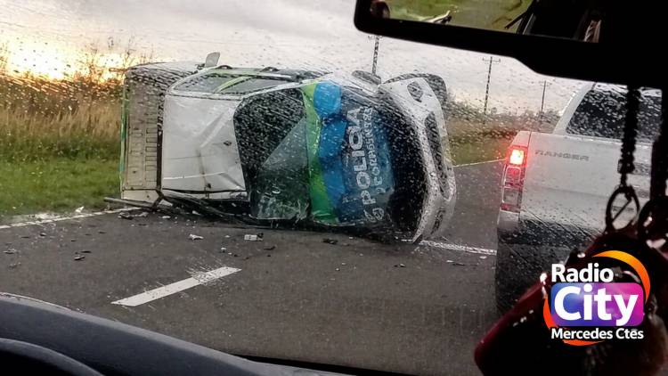 Fuerte impacto en Mercedes: volcó un patrullero que regresaba de la ciudad por Ruta 123