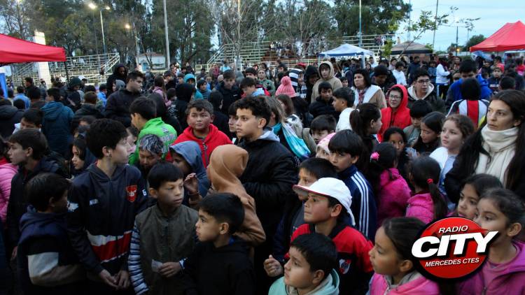 Mercedes: Gran participación en el primer encuentro de intercambio de figuritas