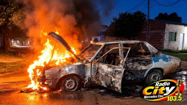 Mercedes: Bomberos Voluntarios intervinieron ante un incendio que afectó por completo a un automovil 
